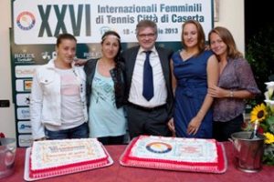 Il presidente del TC Caserta Massimo Rossi con alcune protagoniste delledizione 2013
