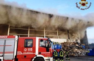 incendio_azienda_rifiuti_teverola2.jpg