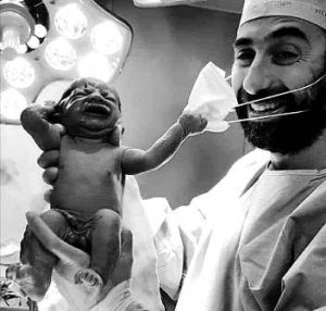 neonato-mascherina-medico.jpg